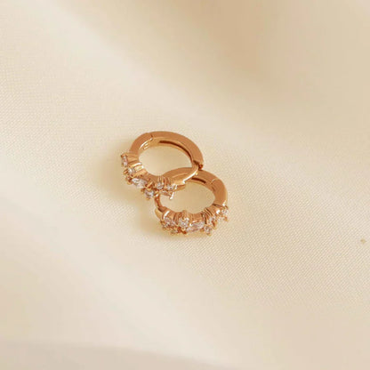 Aretes Huggie Cluster de Cristal | Oro Blanco