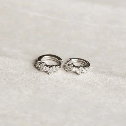 Aretes Huggie Cluster de Cristal | Oro Blanco