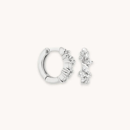 Aretes Huggie Cluster de Cristal | Oro Blanco